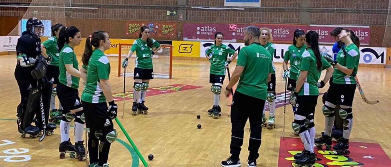 Las jugadoras del Liceo, ayer en Lleida, en la toma de contacto con la pista. |  // LA OPINIÓN