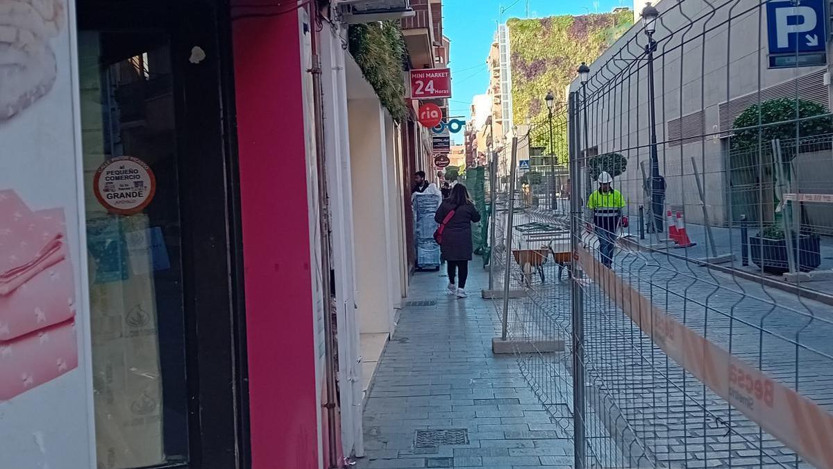 La calle Picasso, en obras, y a la derecha el aparcamiento cerrado