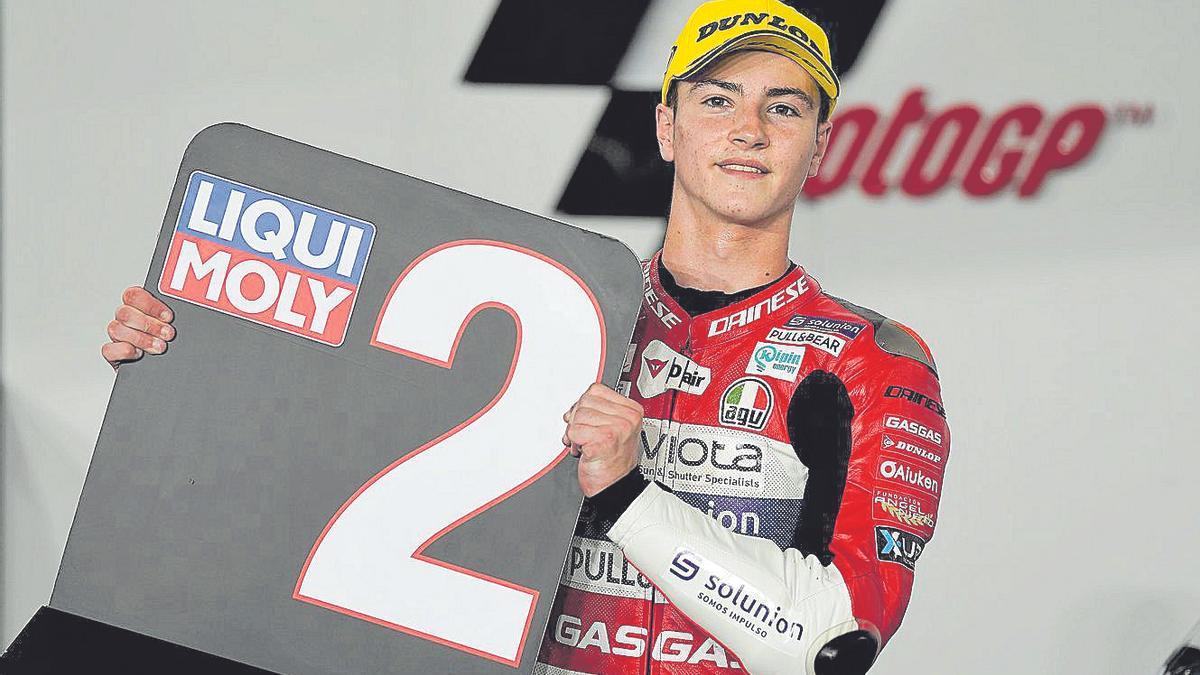 Izan Guevara posa con el número 2, tras quedar segundo en la calificación de Moto3.