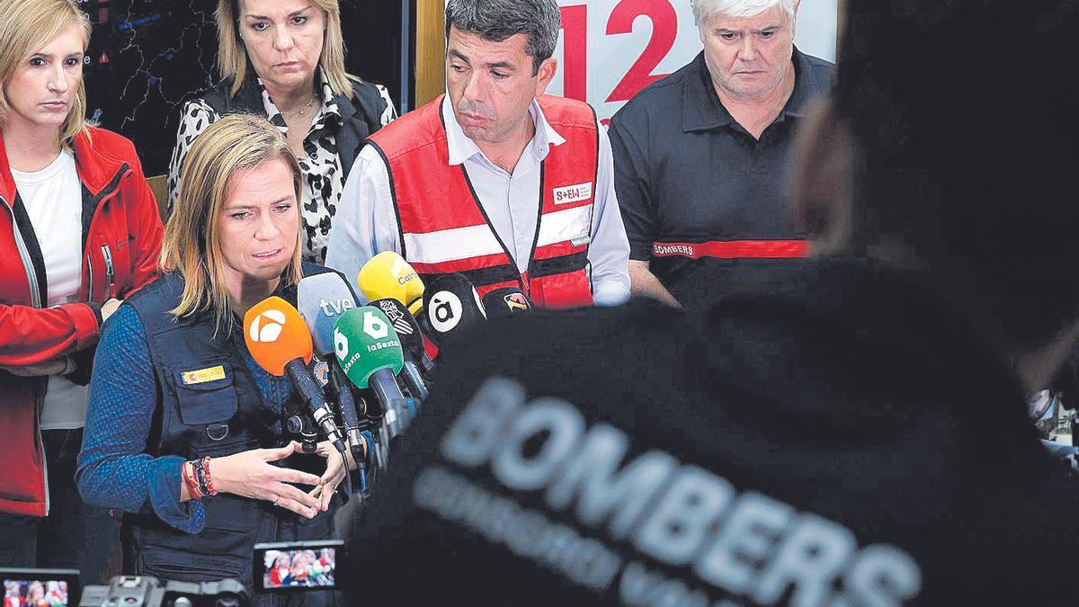 Pilar Bernabé atiende a los periodistas el 30 de octubre en presencia de Carlos Mazón, José Miguel Basset, Susana Camarero y Salomé Pradas.