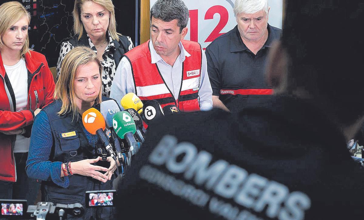 Pilar Bernabé atiende a los periodistas el 30 de octubre en presencia de Carlos Mazón, José Miguel Basset, Susana Camarero y Salomé Pradas.