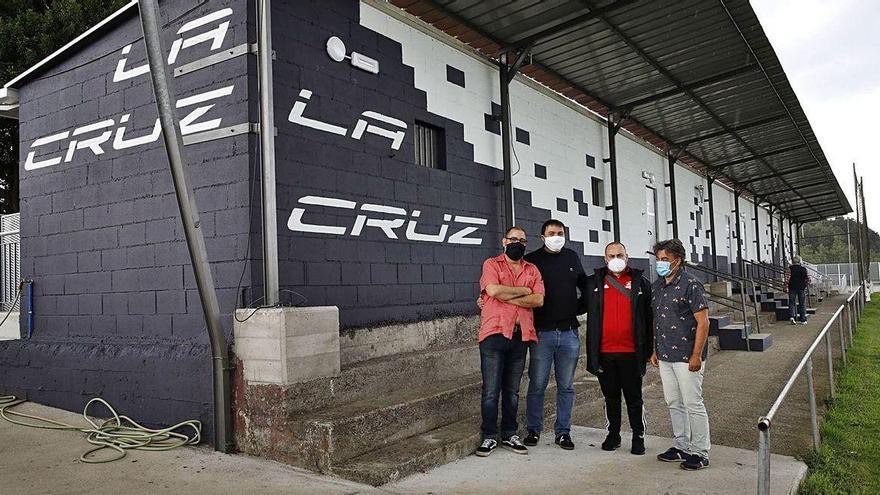 De izquierda a derecha, Alberto García, Xosé Fernández, Fran Simón y José Ramón Tuero, ante los remodelados vestuarios del campo de La Cruz.