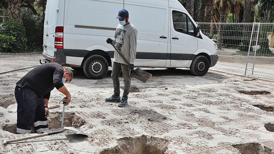 Los operarios preparando este lunes el terreno para instalar los nuevos juegos infantiles en el Parque Municipal. | ANTONIO AMORÓS