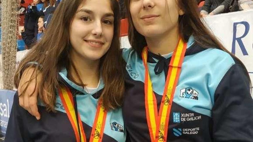 Sabela Miniño y Marta Dasilva con sus medallas. // FDV