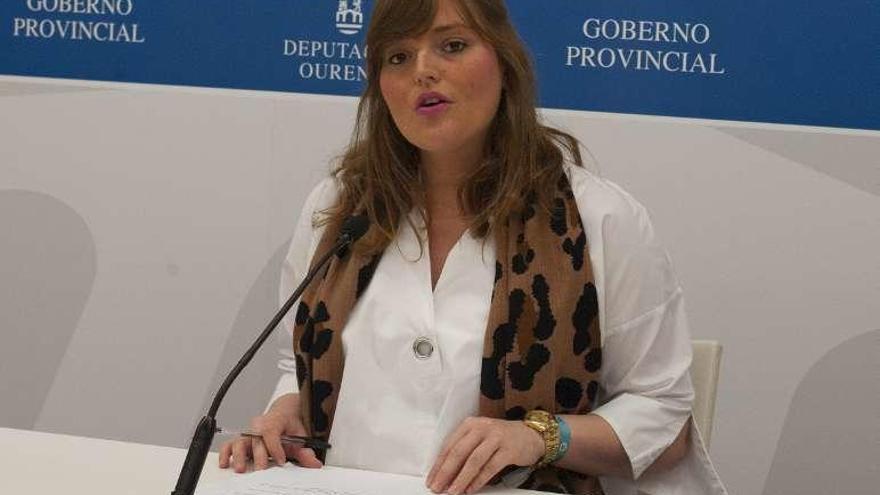 La diputada Montserrat Lama dio a conocer los acuerdos. // FdV