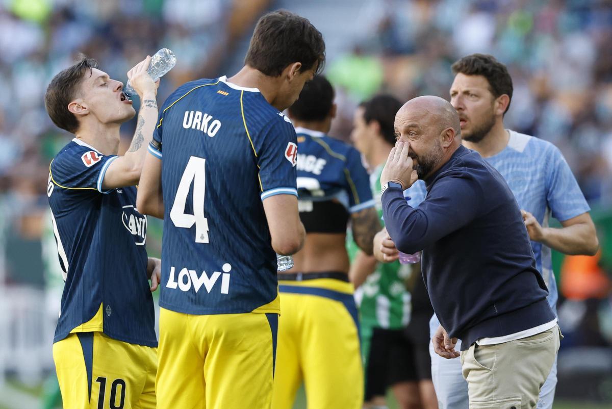 Manolo GonZález da instrucciones a Pol Lozano y Urko ante el Betis