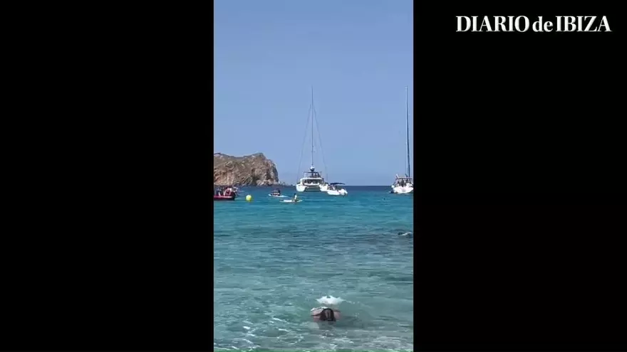 Un barco se hunde ante el estupor de los bañistas en Platges de Comte
