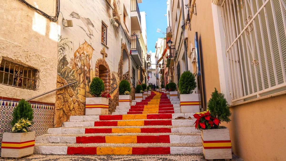 Calle decorada del casco antiguo de Calpe