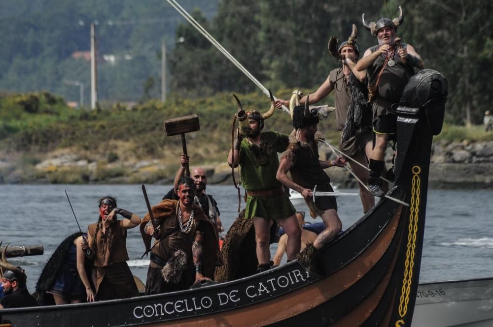 Las hordas vikingas desembarcan con sus armas y sus gritos de guerra en Catoira ante 30.000 personas.