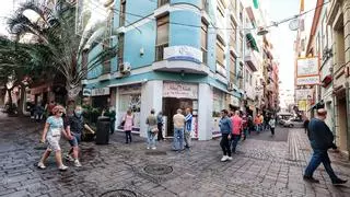 Largas colas para adquirir la camiseta del centenario del CD Tenerife