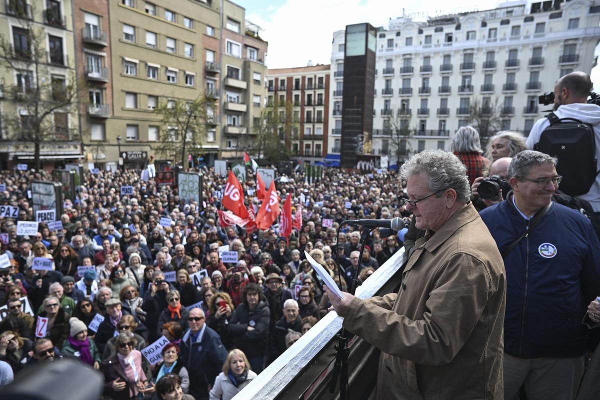 Miles de personas dicen "No a la guerra" y piden que pare el conflicto en Oriente Medio, en Madrid.