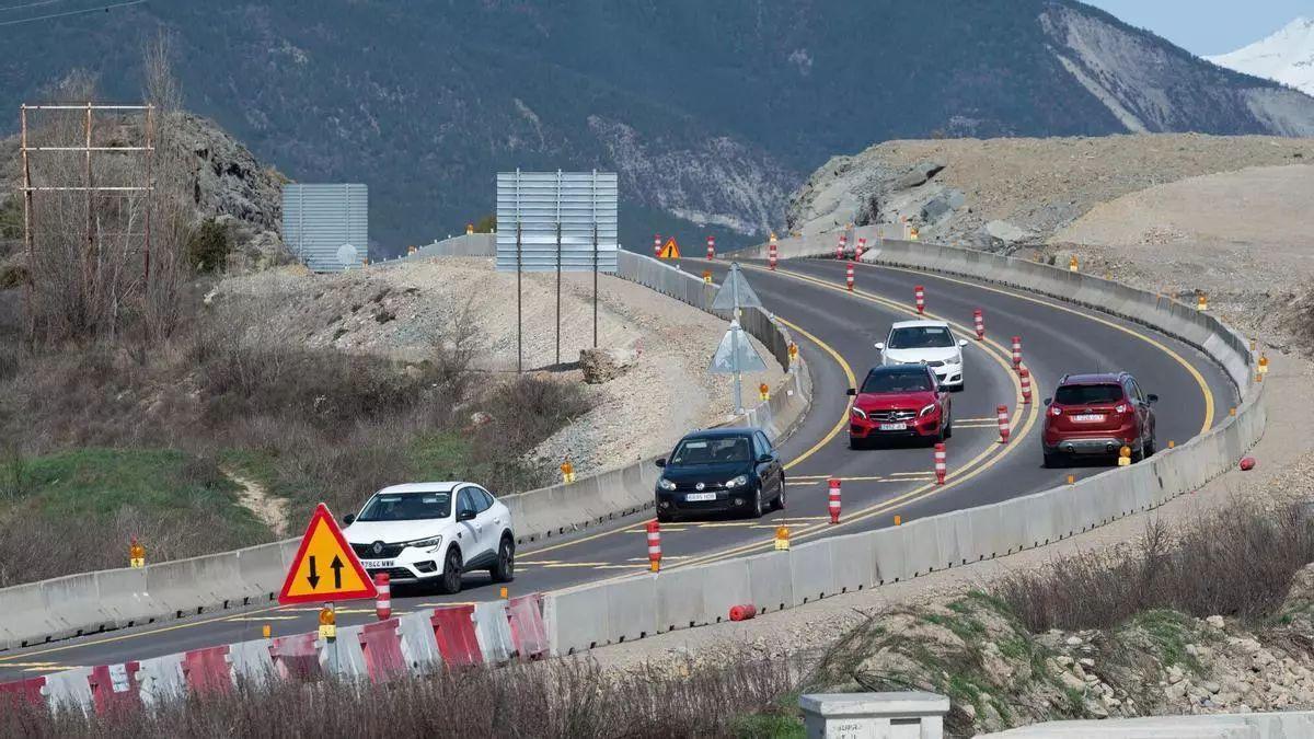 Obras de construcción en el entorno de Sabiñánigo, donde la construcción de la variante lleva paralizada siete meses.