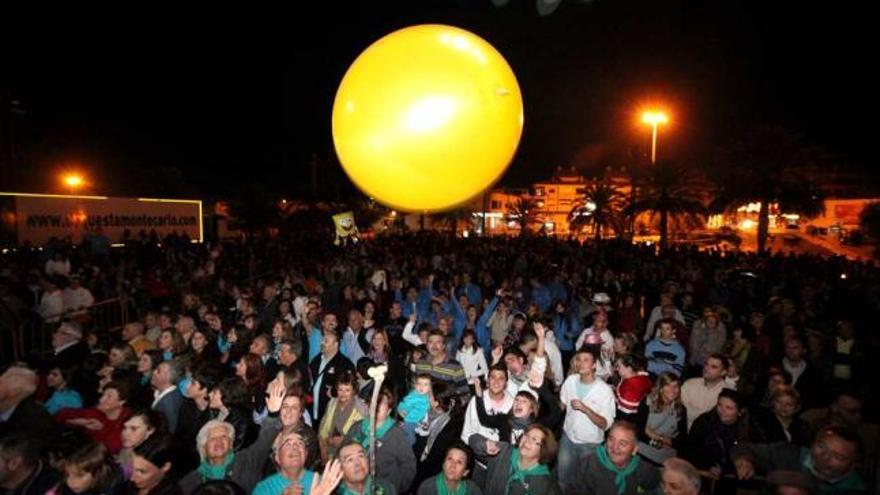 La plaza alfasina volvió a congregar a centenares de peñistas en el arranque festero.