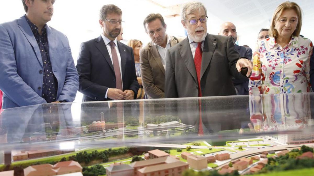 Borja Sánchez, Enrique Fernández, Javier Cuesta, Gregorio Rabanal mostrando la maqueta de la red de calor del Fondón y Delia Losa. | A. González