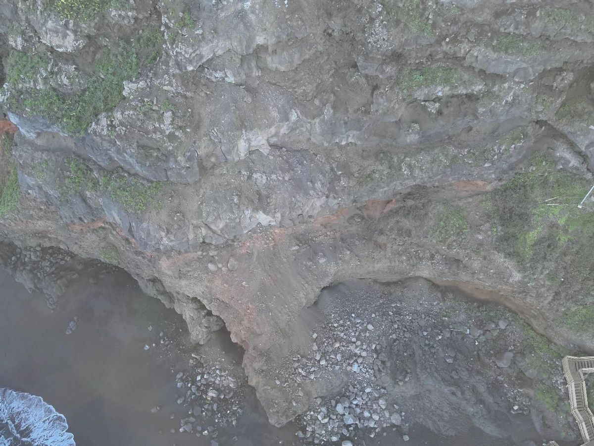 Landslides on Los Patos beach.