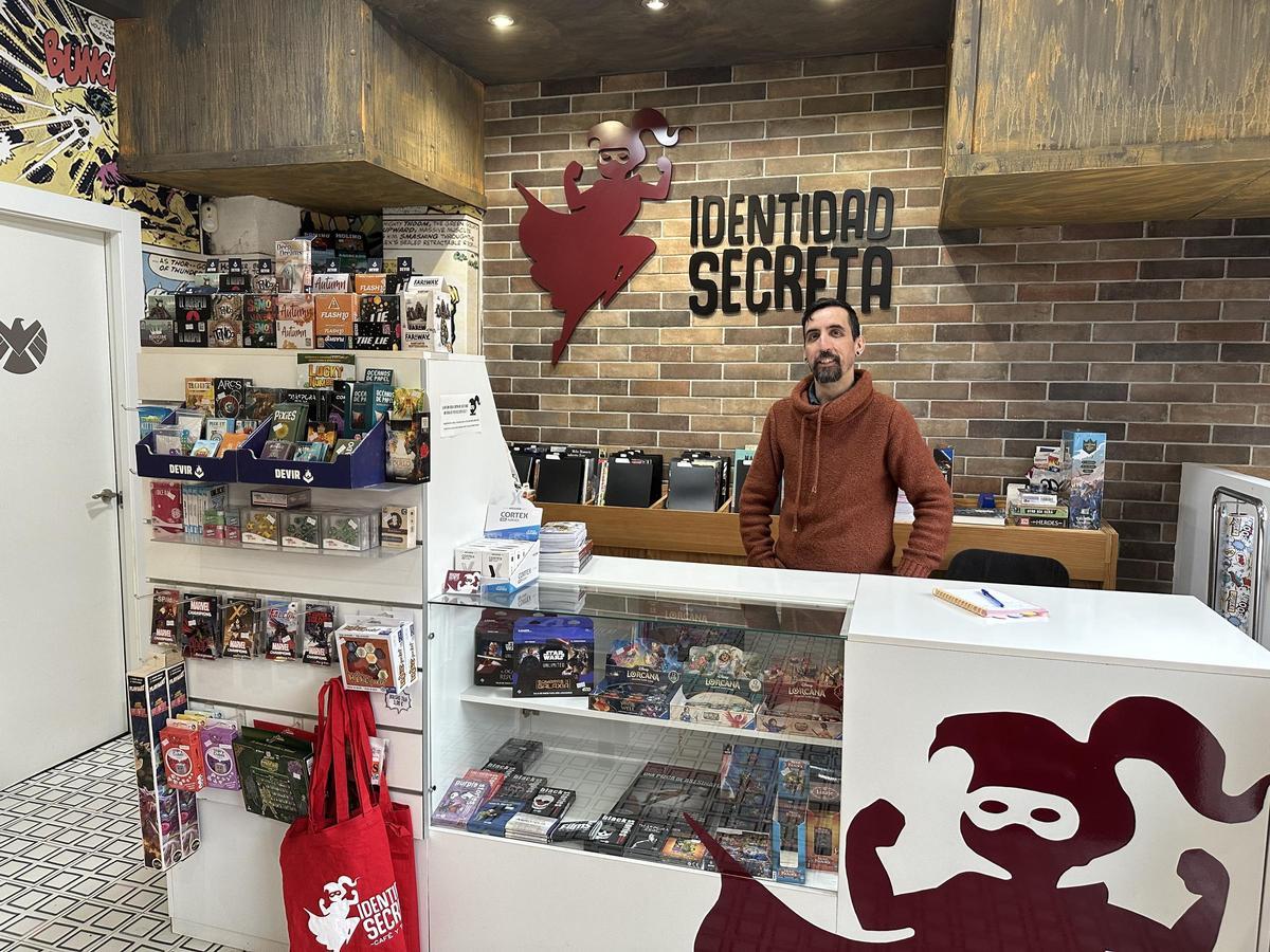 El Llano puede presumir de tener su pequeño universo friki: “Es un negocio muy especializado y la gente viene a buscarnos” El Llano puede presumir de tener su pequeño universo friki: “Es un negocio muy especializado y la gente viene a buscarnos”