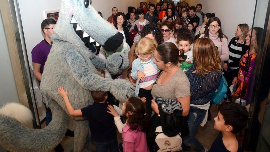 El lobo Orbil con niños en el Pazo da Cultura