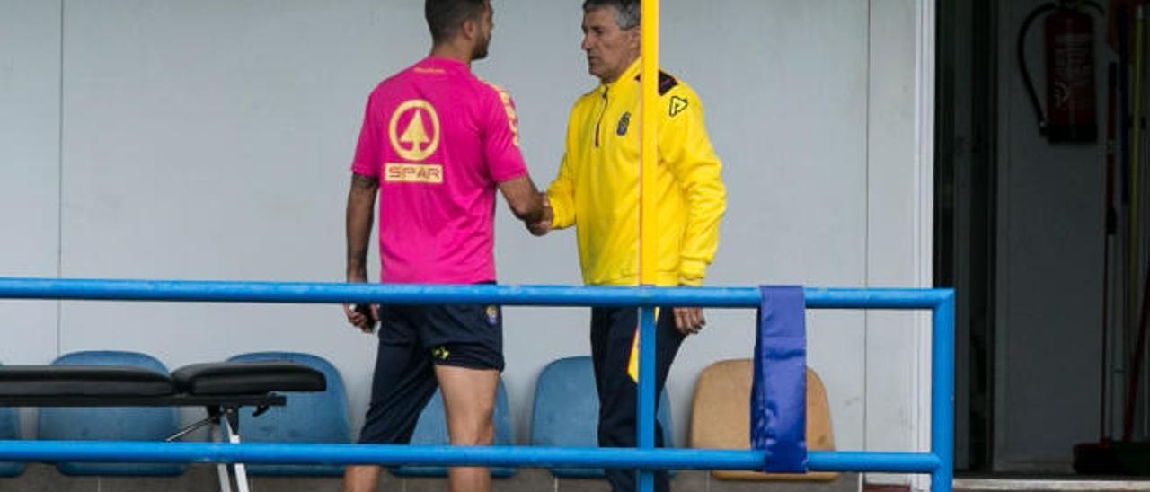 Quique Setién saluda a Aythami antes del comienzo del entrenamiento de ayer en Barranco Seco.