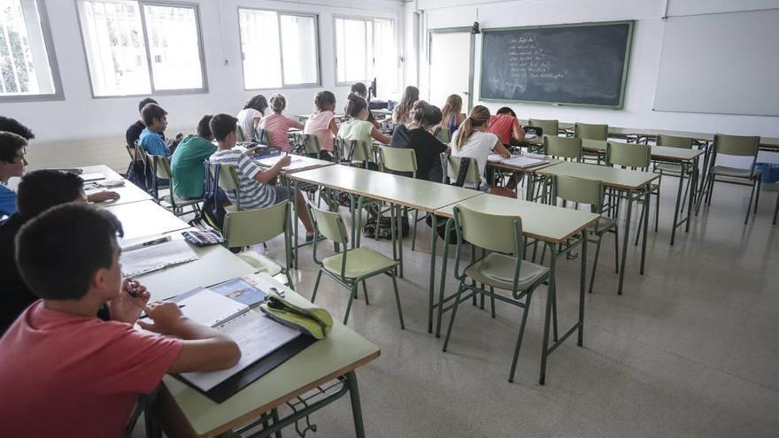 Un grupo de escolares trabaja en clase.