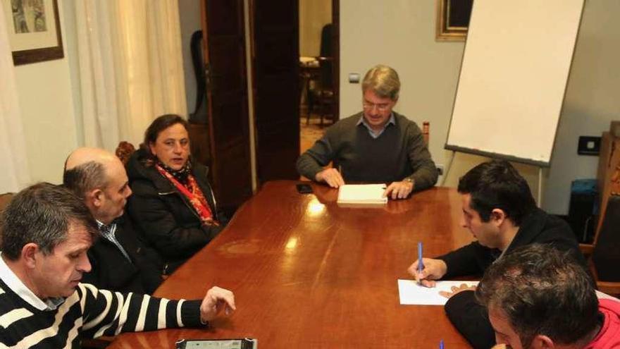 José Antonio Otero (1º d.) y otros portavoces políticos en la reunión sobre el centro de salud. // Muñiz