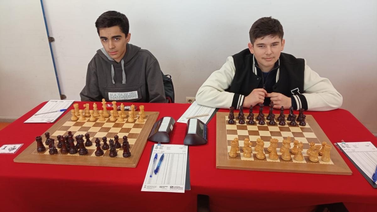 Diego Macías y Félix Ilinca actuando como tableros 1 y 2 en una reciente jornada del campeonato Autonómico.