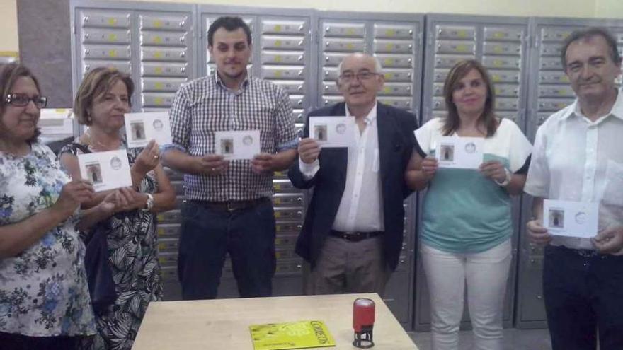 Autoridades locales y responsables de Correos presentan el matasellos dedicado a La Colegiata. Foto