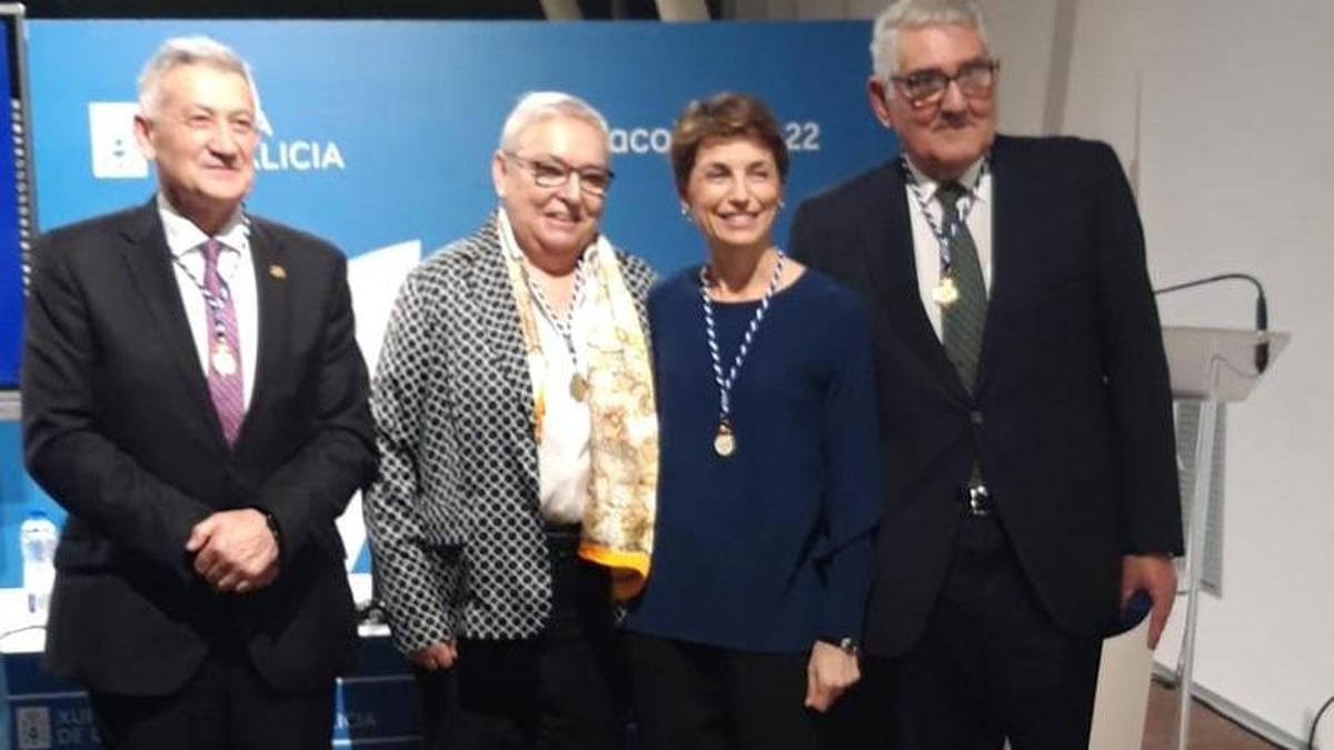 Por la izquierda, Santiago Santiago García Granda, María Josefa Sanz, Isabel Ruiz de la Peña y Laureano García, en el acto de ingreso en la Academia Xacobea.