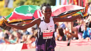 La primera mujer en romper la barrera de las 2 horas y 10 minutos en el maratón, suspendida por dopaje