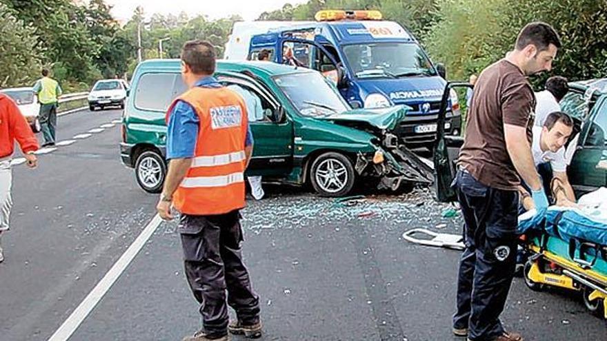 Un accidente anterior en la zona Gustei, donde se produjo la muerte del joven motorista.