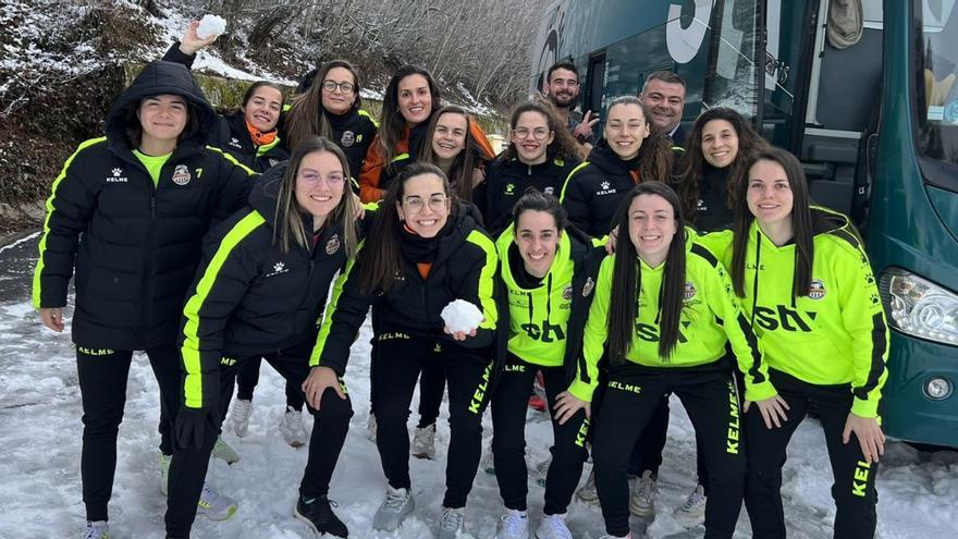 Las jugadoras del STV Roldán disfrutan de la nieve en su camino hacia Burela. | STV ROLDÁN