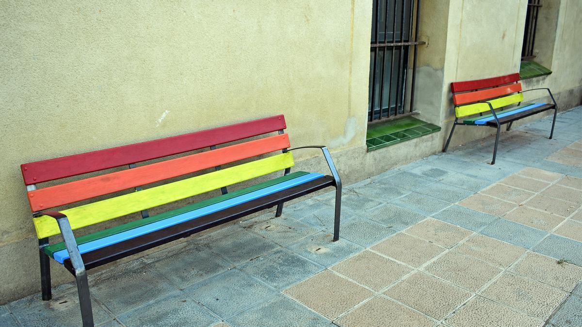 Els Consells Municipals de la Gent Gran i dels Infants de Súria pinten dos bancs amb els colors del moviment LGTBIQ+
