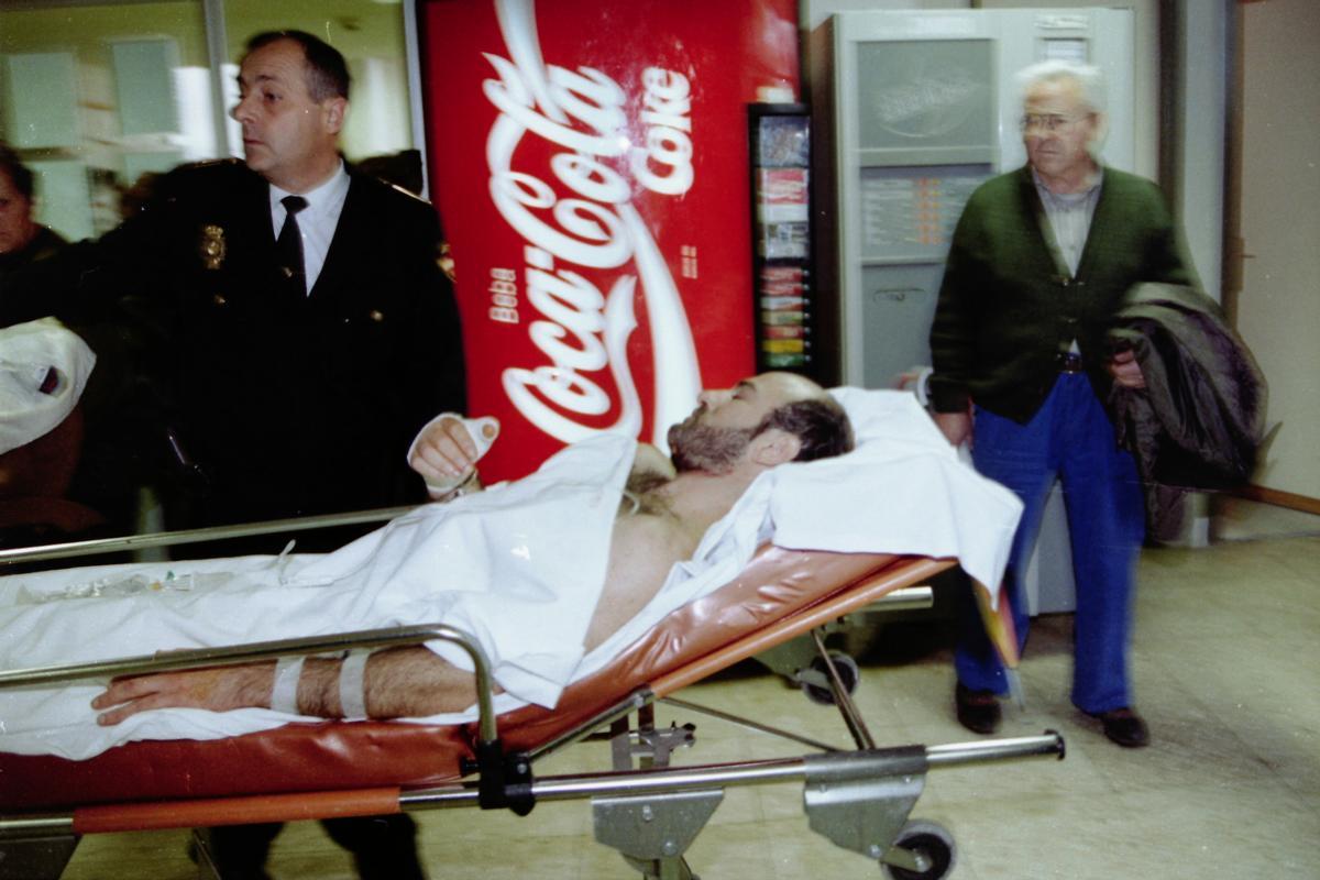 Una víctima, en el centro sanitario tras el suceso.