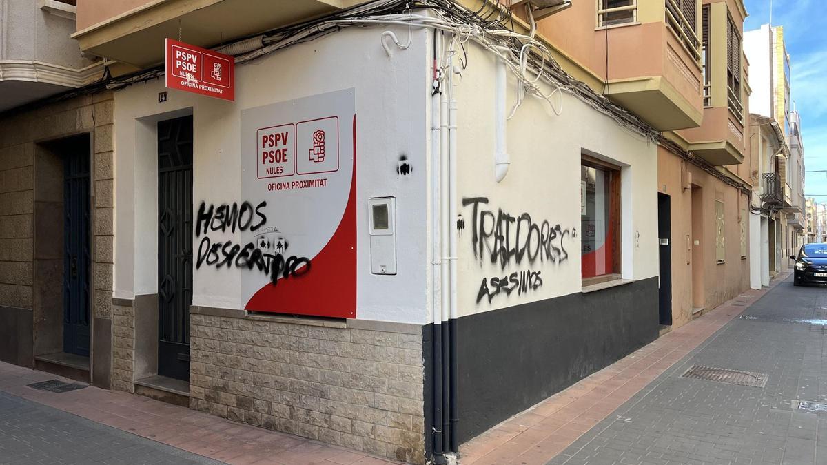 Ambas fachadas de la Oficina de Proximidad socialista se han visto afectadas por las pintadas.