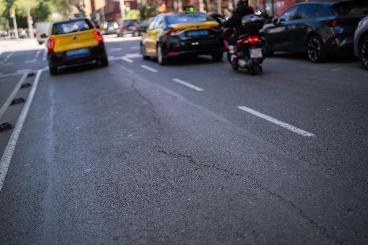 Barcelona. 16/07/2026 Sociedad. Tramo con grietas y vallado en la Rambla Guipúscoa a causa de un hundimiento subterráneo, pendiente de una próxima reparación. En el mismo punto también se aprecia una larga grieta en la calzada en sentido Besòs. Foto: Zowy Voeten / El Periódico
