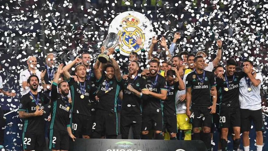 Jugadores y técnicos del Real Madrid celebran la conquista de la Supercopa de Europa en Skopje ante el Manchester United. // Georgi Licovski