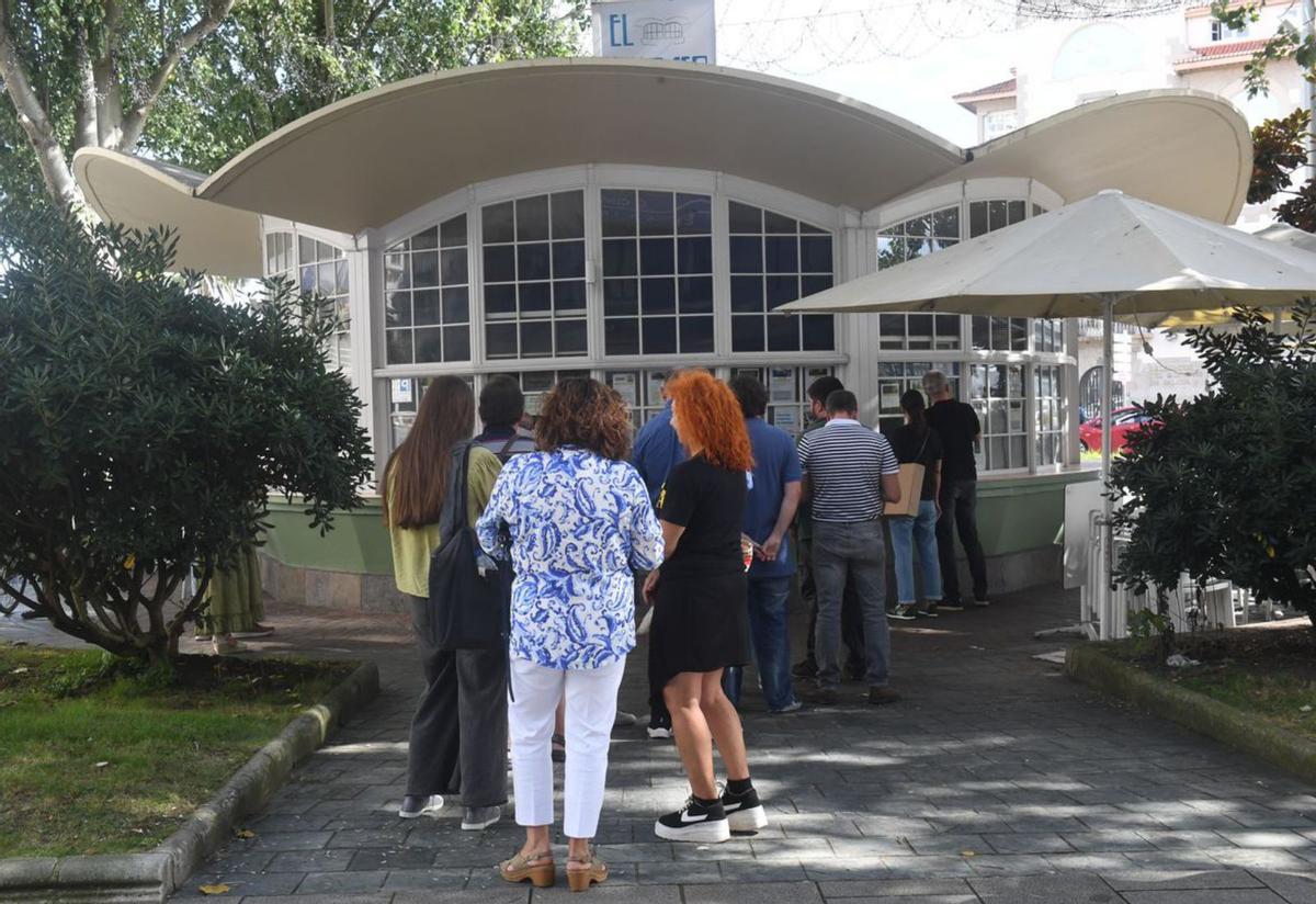 Cola para adquirir una entrada para Melendi, ayer en plaza de Ourense.  | // CARLOS PARDELLAS 