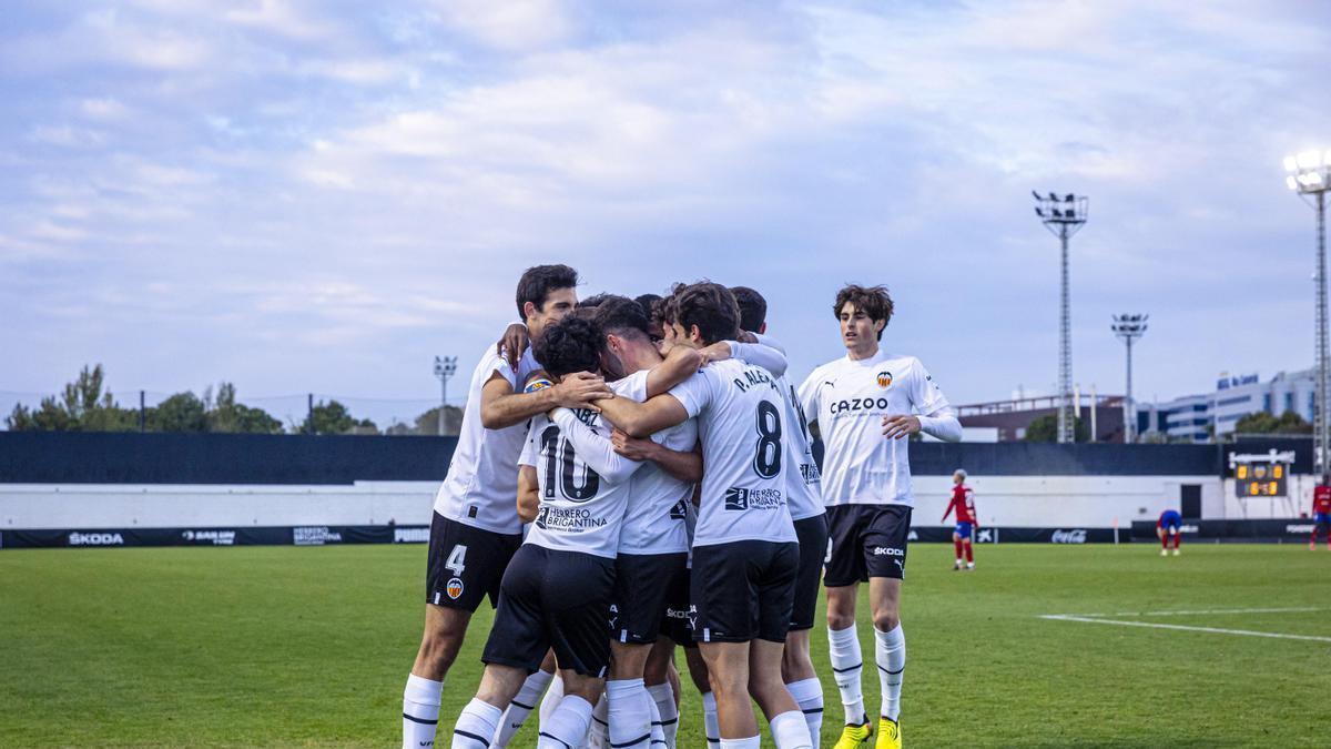 El filial, celebrando un gol