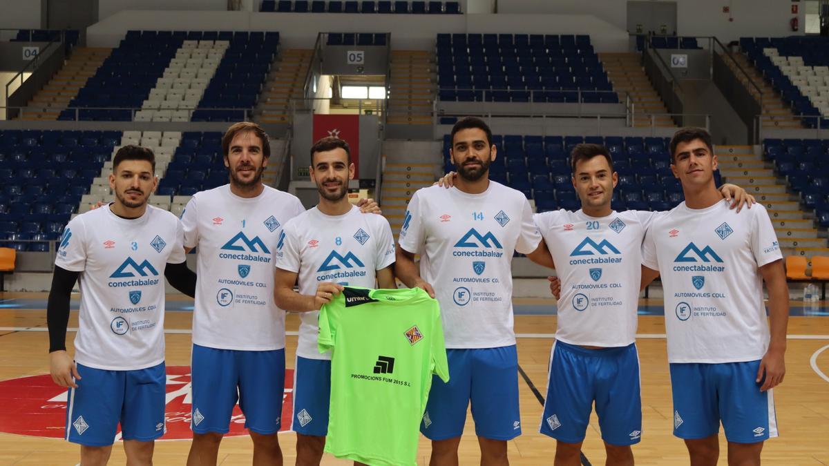 De izquierda a derecha, Luan, Barrón, Eloy, Tomaz, Saldise y Carlos, con la camiseta del nuevo patrocinador.
