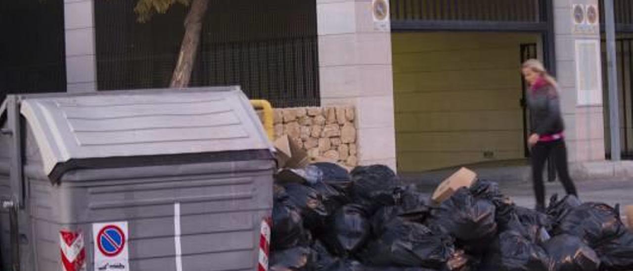 Tirar basura fuera de contenedores tiene multa de 780 euros.