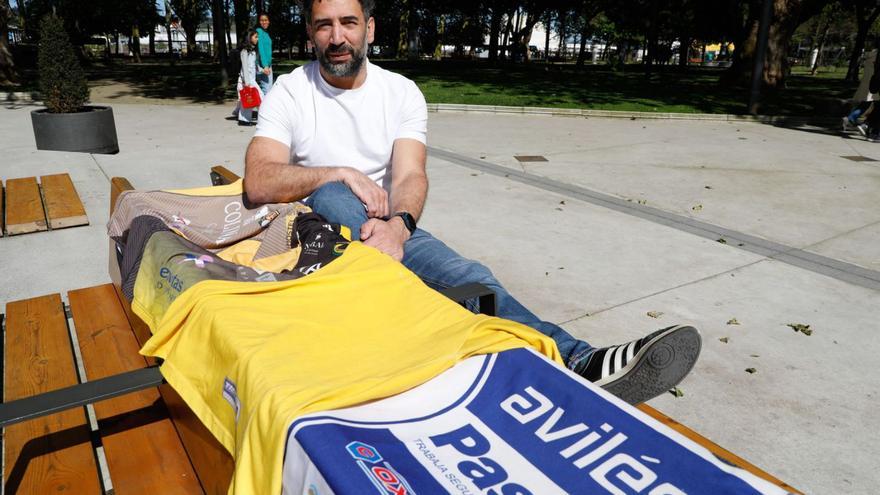 Juan Aristemuño, con algunas de las camisetas de su carrera deportiva.