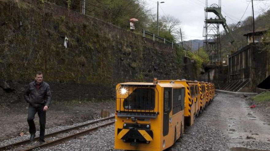 El tren turístico del Valle del Samuño, en uno de los viajes de prueba que se han llevado a cabo.