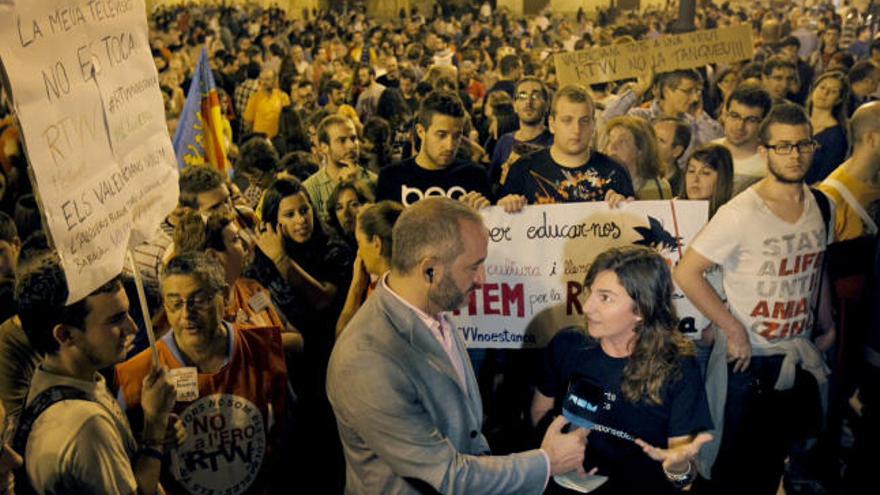 Concentración en la Plaza de la Virgen contra el cierre de Canal 9.