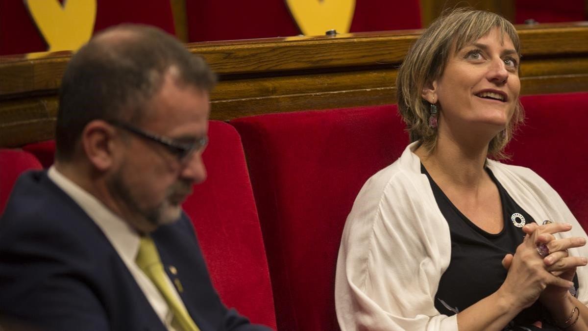 El 'conseller' de Acción Exterior, Relaciones Institucionales y Transparencia, Alfred Bosch, y la 'consellera' de Salut Alba Vergés el 9 de mayo del 2019 en el Parlament.