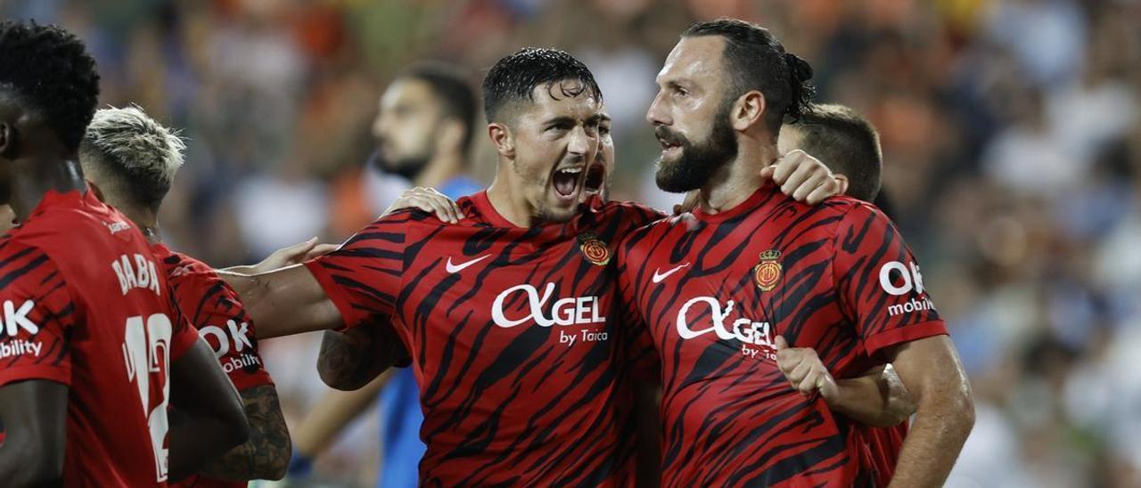 Muriqi y Raíllo celebran el gol del kosovar en Mestalla.