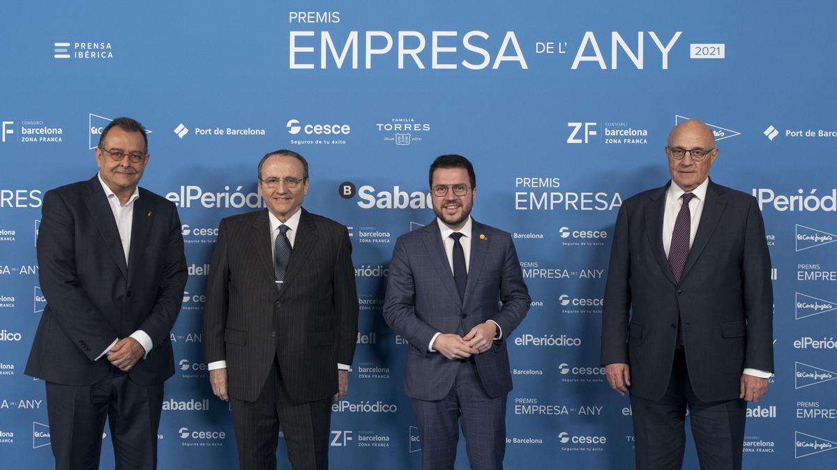 Premios Empresa de l’Any 2021. En la foto, de izda. a dcha. , Albert Sàez, director de El Periódico, Javier Moll, presidente del grupo Prensa Ibérica, Pere Aragonés, presidente de la Generalitat y Josep Oliu, presidente del Banc de Sabadell