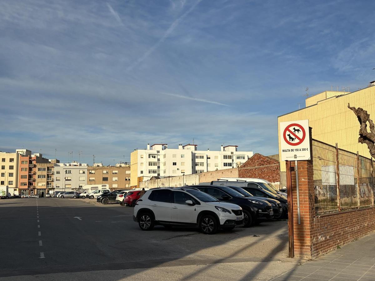 Los terrenos de la antigua cooperativa se suele gastar como aparcamiento provisional en Benicarló.