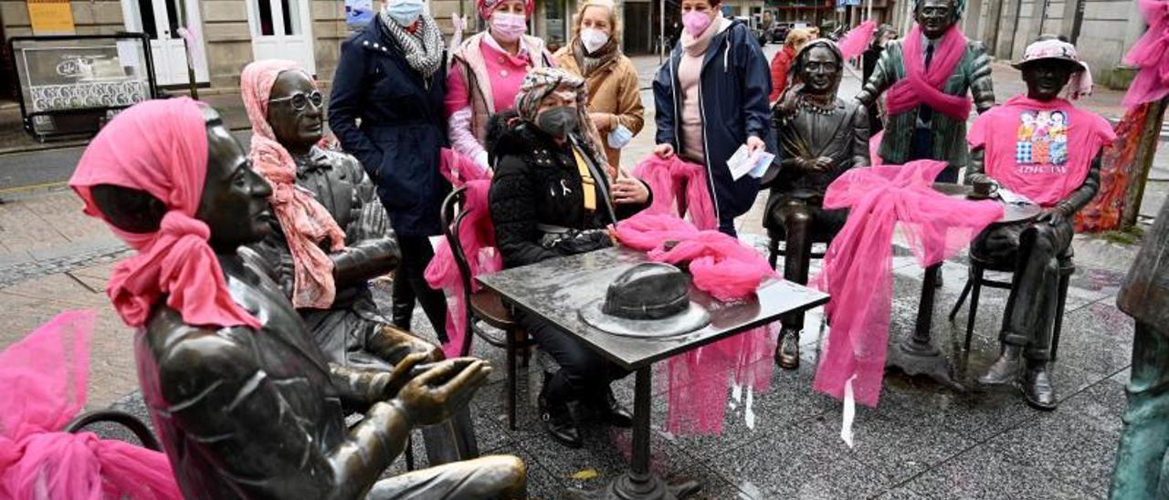 Las integrantes de Adicam realizaron una intervención en rosa en la plaza de San José.   | // RAFA VÁZQUEZ