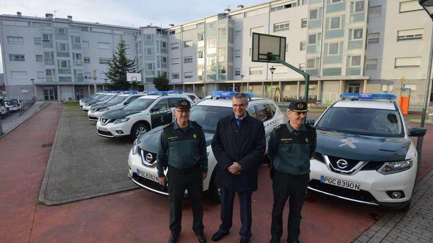 Santiago Villanueva y los mandos de la Guardia Civil presentan los nuevos vehículos. // R. Vázquez