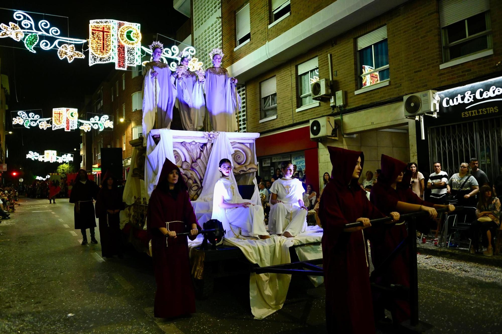 Dragones de San Jorge corona una Entrada Cristiana en Crevillent con un boato de 1.300 participantes