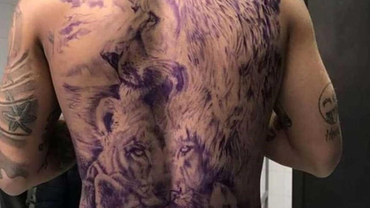 La espectacular espalda de Lorenzo Insigne tras el tatuaje de toda una familia de leones.